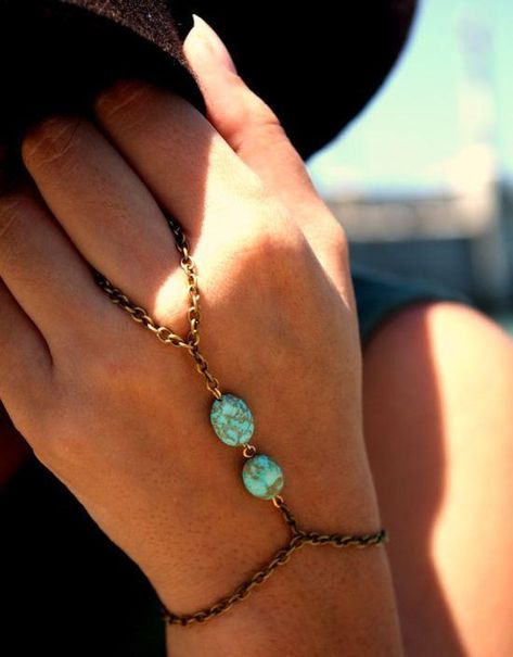 chan luu bracelets Ideas, Craft Ideas on chan luu bracelets Hand Chain Jewelry, Boho Chique, Hand Chain Bracelet, Bohemian Style Jewelry, Jewerly Designs, Hippie Style Clothing, Winter Jeans, Boho Accessories, Boho Diy