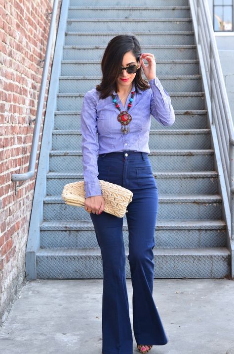 Outfits with Bell Bottom Pants-23 Ways to Wear Bell Bottom Bell Bottom Leggings Outfits, How To Style Bell Bottoms, Nerdy Girl Outfits, Bell Bottom Pants Outfit, Printed Bell Bottoms, Flare Jeans Outfit, Jeans Flared, Outfits Jeans, Work Wear Outfits