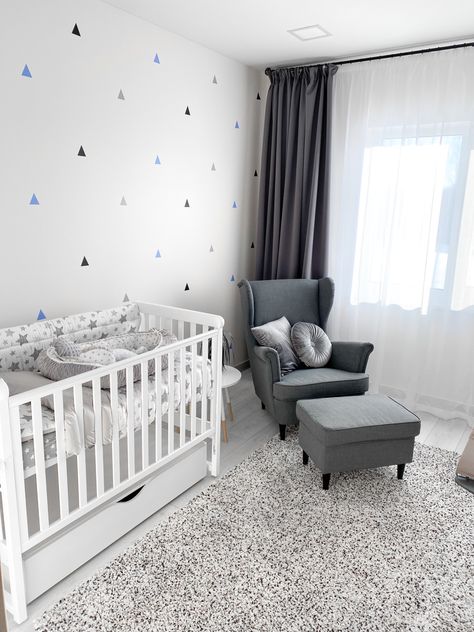 #baby #boy #room #design #bed #crib #armchair #rug #triangle #grey Grey Furniture Baby Room, Nursery Ideas Grey Carpet, Boy Nursery Grey Crib, Baby Boy Nursery Blue And Gray, Baby Room Grey And White, Boy Room Design, Baby Boy Nursery Room Design, Little Boy Room Ideas, Baby Boy Crib Bedding Sets Grey