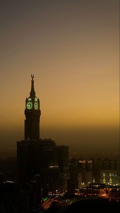 Hajj Aesthetic, Masjid Haram, Mecca Madinah, Social Media Images Design, Gallery Frame Set, Mountains At Night, Mekka Islam, Night Landscape Photography, Ramadan Kareem Pictures