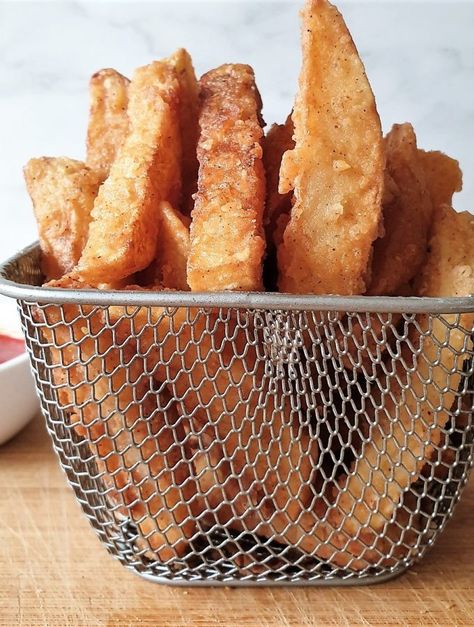 Crispy French fries - with a spicy coating - Foodle Club Homemade Fish Cakes, Traditional Fish And Chips, Sauteed Potatoes, Stuffed Pepper Dip, Crispy French Fries, Crispy Fry, Homemade Mayonnaise, Cookery Books, Potato Fries