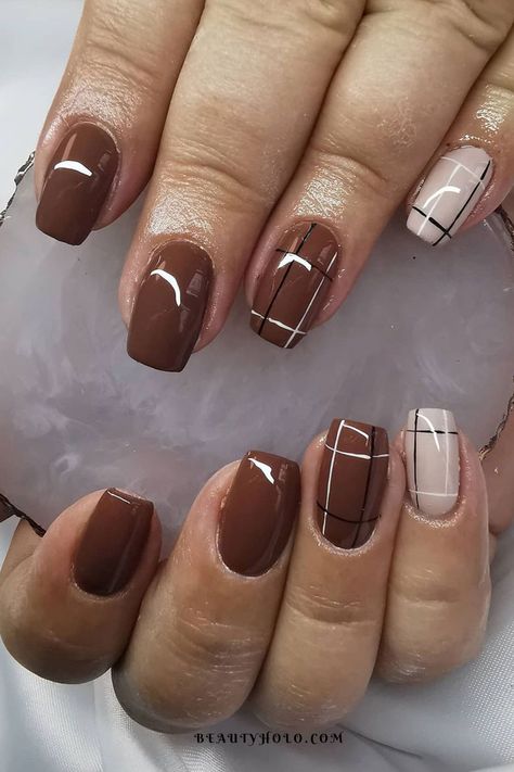 East Gel Nail Designs, Fall Uv Gel Nails, Cute September Nails Short, Fall Nails Gel Polish, Fall Nails With Lines, Simple Elegant Fall Nails, Thanks Giving Nails Short, Fall Gel Polish Nails, Mail Designs For Short Nails Fall