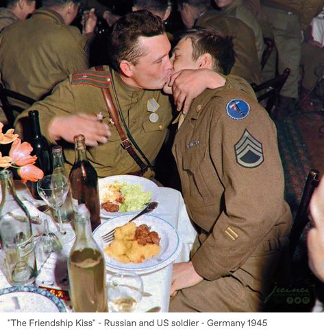 Gay History, Vintage Couples, Staff Sergeant, Men Kissing, History Pictures, American Soldiers, Men In Uniform, Military Men, Two Men