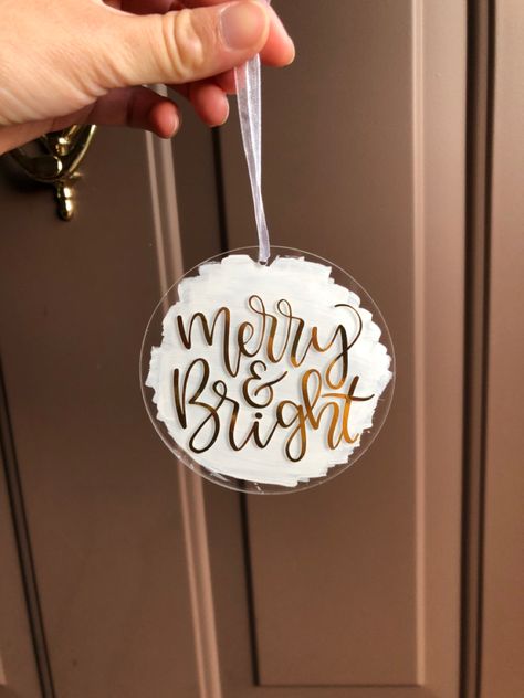 Diy Ornaments Vinyl, Cricut Vinyl Ornaments, Cricut Name Ornaments, Christmas Cricut Ornaments Diy, Ornament Ideas Vinyl, Diy Vinyl Christmas Gifts, Circuit Holiday Projects, Cricut Tree Ornaments, Xmas Cricut Ideas