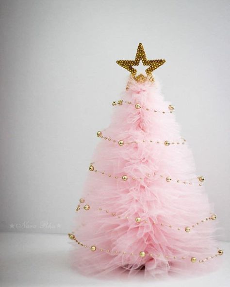 Sugarplum Christmas Decor, Pink Christmas Diy, Pink Shabby Chic Christmas, Tulle Christmas Trees, Pastel Christmas Decor, Candy Decorations Diy, A Pink Christmas, Tout Rose, Plastic Christmas Tree