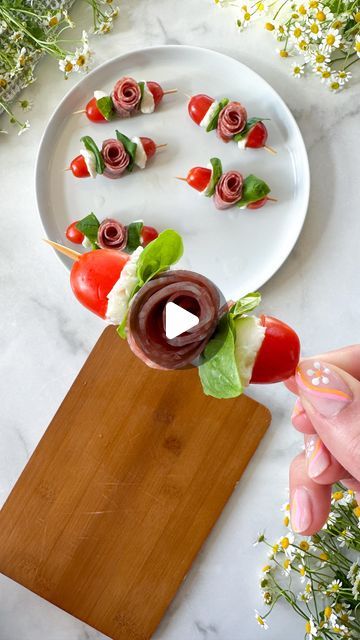 Alaura Berry on Instagram: "Salami Rose & Caprese Skewers 🌹🤍  Trust me, these are the only kind of roses you need for Valentine’s Day this year! These skewers are such a fun and easy appetizer to serve on their own or add to your cheese board.   All you need: • Salami Slices • cherry tomato • mozzarella  • basil • skewer   Serve with a drizzle of balsamic glaze & enjoy!" Salami Appetizer, Beach Dinners, Salami Rose, Tomato Skewers, Mozzerella Cheese, Tomato Mozzarella Basil, Tomato And Mozzarella, Salami And Cheese, Antipasto Skewers