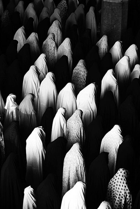 Muslim women praying People In Black And White, Mekka Islam, Iranian Women, People Of The World, 인물 사진, Makkah, Muslim Women, White Photography, Color Photography