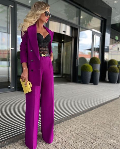 Magenta Pants Outfit, Magenta Suit, Look Festival, Purple Suits, Purple Outfits, Dresses Ideas, Pink Outfits, Formal Outfit, Pants Outfit