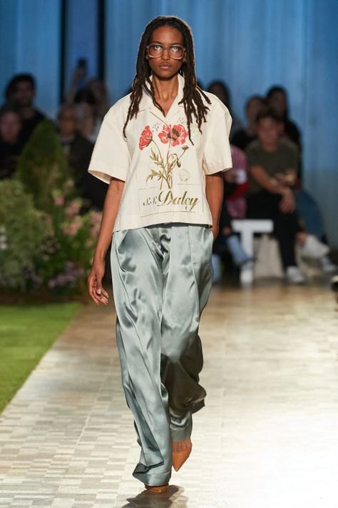 Ss Daley, S S Daley, Trend Council, Spring 2023 Ready To Wear, 2023 Ready To Wear Collection, Graphic Trends, African Dresses For Kids, Tee Shirt Fashion, 2023 Ready To Wear