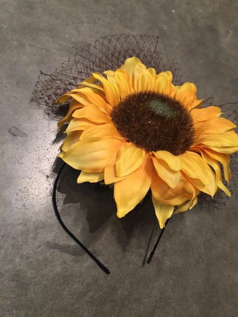 Sunflower Fascinator, Yellow Headpiece, Alice In Wonderland Musical, Bee Costume Diy, Purim Costume, Sunflower Ideas, Yellow Fascinator, Clown Dress, Sunflower Headband