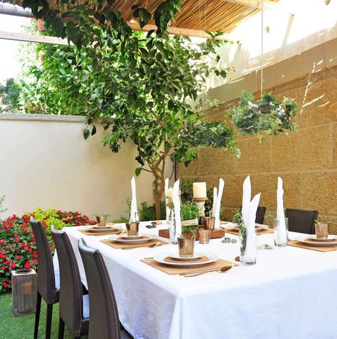 Gorgeous Sukkah Decorations - Joy of Kosher Sukkot Ideas, Passover Table Decorations, Sukkot Crafts, Sukkah Decorations, Sukkot Decorations, Biblical Feasts, Passover Table, Simchat Torah, Passover Decorations