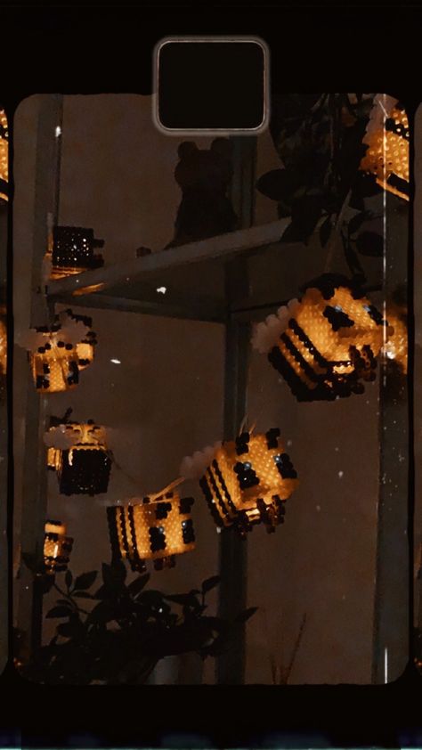 Minecraft Bee Decoration, Minecraft Bee Lamp, Minecraft Bee Lights, Minecraft Bee Aesthetic, Minecraft Bee Wallpaper, Bee Minecraft, Roomdecoration Aesthetic, Minecraft Irl, Minecraft Paper