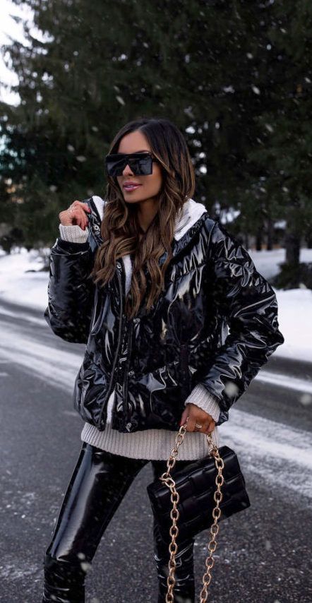 Puffer jacket & shiny faux leather pants Style A Puffer Jacket, Puffer Coat Outfit, Maria Vizuete, Mia Mia Mine, Daily Street Style, Cozy Winter Fashion, Puffer Jacket Style, Puffer Jacket Outfit, Sporty Street Style