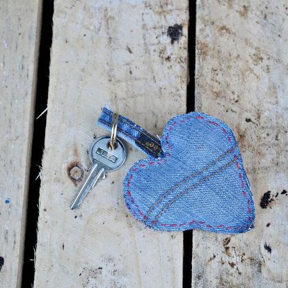 cute padded denim hearts made from your old jeans Denim Keychain, Repurpose Old Jeans, Denim Hearts, Denim Wreaths, Artisanats Denim, Mesh Wreath Tutorial, Diy Jeans, Blue Jeans Crafts, Jean Crafts