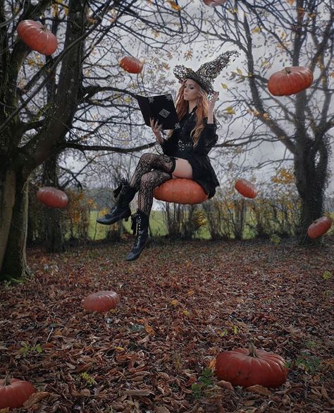 Fairytale Cosplay, Halloween Shot Ideas, Halloween Tights, Witch Photos, Photo Halloween, Pumpkin Queen, October Autumn, Halloween Photography, Tai Chi Chuan