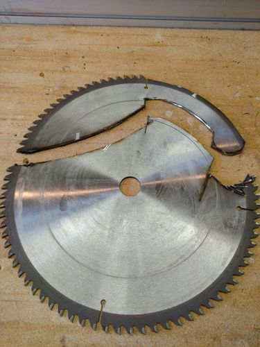 Knife made from saw blade with Mahogany handle - by MJR @ LumberJocks.com ~ woodworking community Metalwork Projects, Messer Diy, Circular Saw Blade, Diy Knife, Homemade Tools, Knife Design, Cool Knives, Metal Projects, Metal Art Projects