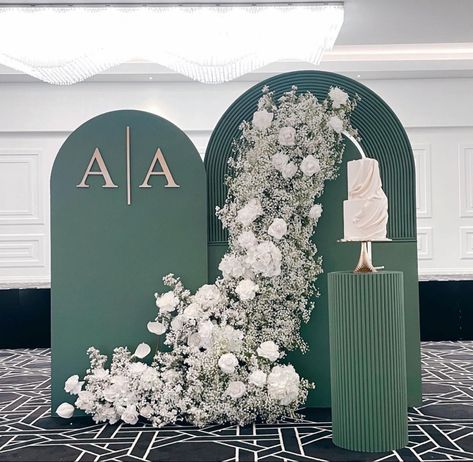 Engagement Party Backdrop, Wedding Cake Table Decorations, Ruangan Studio, Engagement Themes, Dream Wedding Reception, Reception Backdrop, Minimalist Wedding Decor, Emerald Green Weddings, Wedding Planning Decor