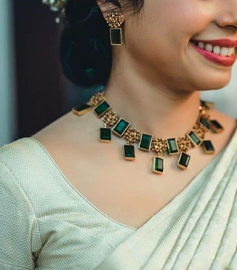 Green Choker Necklace Indian, South Jewellery, Man Gold Bracelet Design, Antique Necklace Gold, Fashion Jewelry Necklaces Gold, Green Stone Jewelry, 22 Carat Gold Jewellery, Jadau Jewellery, Emerald Jewellery