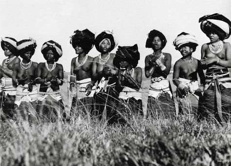 Unmarried Xhosa Girls in South Africa in the 1970's. Xhosa Photography, Dark Village, Xhosa Culture, Xhosa Traditional Attire, Shaka Zulu, African Beadwork, Xhosa Attire, African Ancestry, Vintage Black Glamour