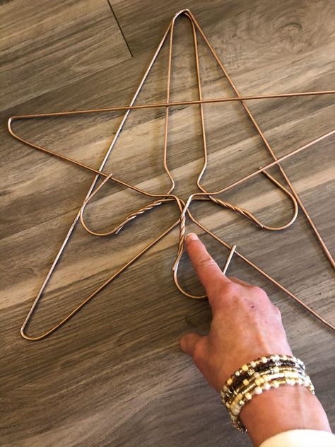 DIY Twine Star - The Shabby Tree Julkransar Diy, Wire Hanger Crafts, Twine Diy, Twine Crafts, The Shabby Tree, Hanger Crafts, Shabby Tree, Bows Diy, Wire Hangers