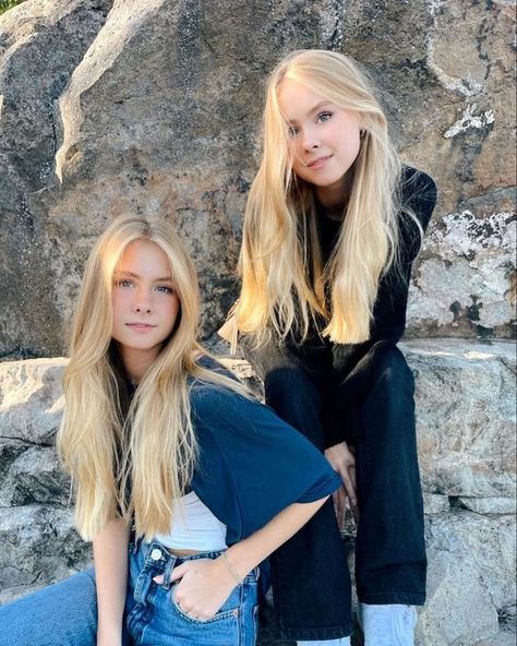 Elle Cryssanthander, Iza And Elle, Green Eyes Blonde Hair, Blonde Twins, Twins Sisters, The Olsen Twins, Tiktok Famous, Swedish Girls, Blonde Hair Girl