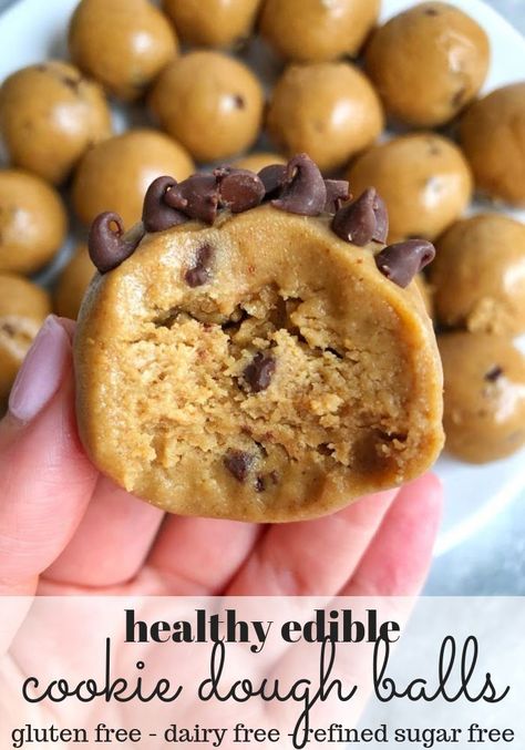 These Healthy Cookie Dough Balls are a healthy snack and take minutes to make. They are filled with nut butter, sweetened with honey, and only five ingredients total. Cookie Dough Vegan, Fedtforbrændende Mad, Healthy Cookie Dough, Healthy Cookie, Edible Cookies, Cookie Dough Balls, Edible Cookie Dough, 300 Calories, Dough Balls