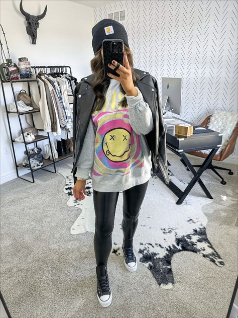 Band Sweatshirt Outfit, Sneakers And Leggings Outfit, Black Carhartt Beanie Outfit, Nirvana Sweatshirt Outfit, Converse And Leggings Outfit, Beanie Outfit Casual, Black Leather Jacket Outfit Women, Outfit Faux Leather Leggings, Leather Jacket Outfit Women