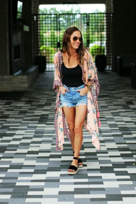 Jean Shorts With Kimono Outfit, Denim Shorts And Kimono Outfit, Styling A Kimono Summer Outfits, Summer Outfits With Kimono, Outfits With Kimonos Summer, Shorts With Kimono Outfit, Goa Outfits Women Ideas, Shorts And Cardigan Outfit Summer, Style Kimono Outfits