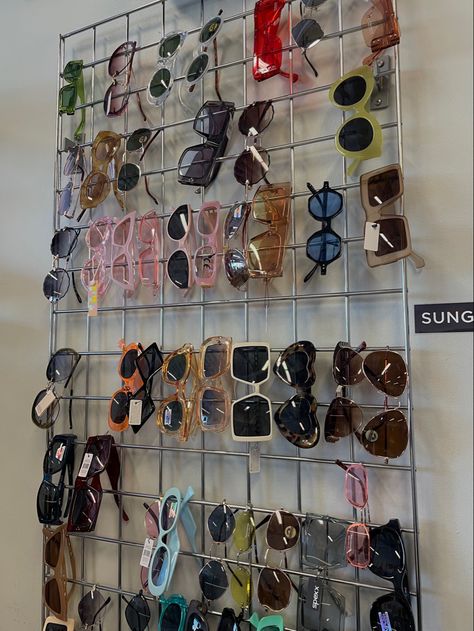 Display Sunglasses Ideas, Sunglasses Display Ideas Store Design, Glasses Display Ideas, Sunglass Display Ideas, Sunglasses Display Diy, Visual Merchandising Ideas, Sunglasses Rack, Vintage Store Ideas, Sunglasses Wall