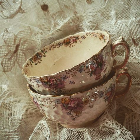 Pretty Mugs, Antique Dishes, Ceramic Shop, Vintage Teacups, Vintage Cups, Antique Tea, Porcelain Cup, Porcelain Mugs, Tea Cups Vintage