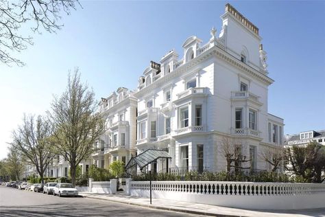 This Spectacular Notting Hill Home is Looking for a New Owner Notting Hill House, Hill Homes, Scandinavian Cabin, Architecture Company, Notting Hill London, London Townhouse, Neoclassical Architecture, London Architecture, London House