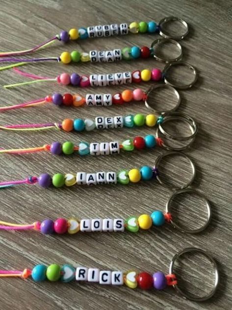 Personalized keychains with colorful bead designs قلادات متدلية, Personalized Keychains, Keychain Craft, Cadeau Parents, Fun Sleepover Ideas, Personalized Pillow Cases, Diy Spa, Fathers Day Crafts, Camping Crafts