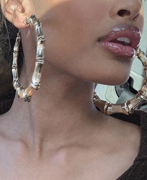 Big Hoops Aesthetic, Big Hoop Earrings Aesthetic, Big Hoop Earrings Outfit, Gold Hoop Earrings Aesthetic, Big Hoops Earrings, Big Gold Hoop Earrings, Hoop Earrings Aesthetic, Hoop Earring Outfit, Y2k Earrings