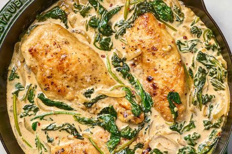 This Extra-Garlicky Cream Sauce Makes Chicken So Much Better Autumn Dinners, Chicken Receipts, Chicken Spinach Recipes, Creamy Spinach Chicken, Florentine Recipe, Vegetable Bake, Spinach Chicken, Chicken Florentine, Dinner Rotation