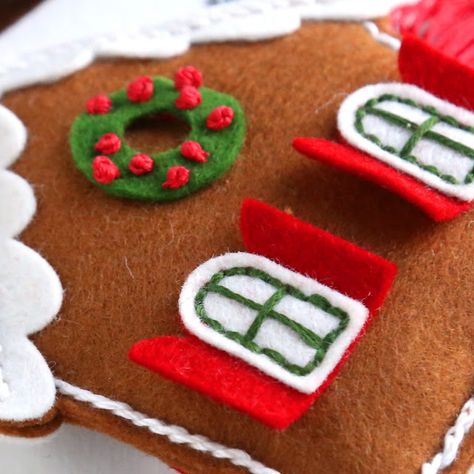 Felt Ornaments Gingerbread, Felt House Pattern Templates, Poshta Design, Diy Felt Christmas Ornaments, Felt House, Gingerbread Crafts, Gingerbread Village, Bead Storage, House Ornaments