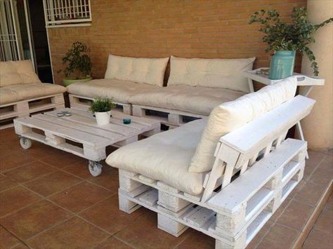 Indoor White Pallet Sofa Set: Shabby chic indoor white pallet seating arrangement which form a tremendous seating and coffee taking plan on a budget equal to nothing. Pallet Patio Furniture Diy, Pallet Lounge, Pallet Seating, Pallet Garden Furniture, Pallet Patio Furniture, Pallet Projects Furniture, Pallet Patio, Pallet Sofa, Pallet Outdoor