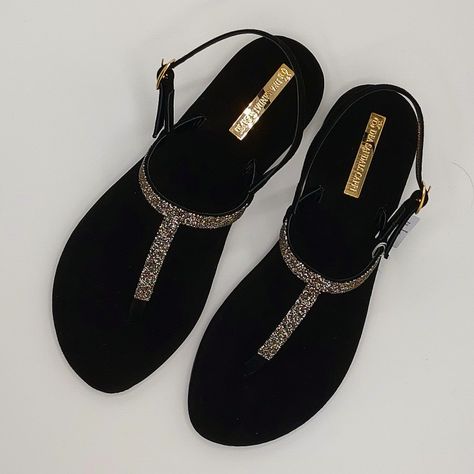 Golden Suit Design, Classy Shoes Flats, Golden Suit, Footwear Ideas, Bling Flip Flops, Fancy Sandals, Black Sandals Flat, Pretty Sandals, Fashion Shoes Heels