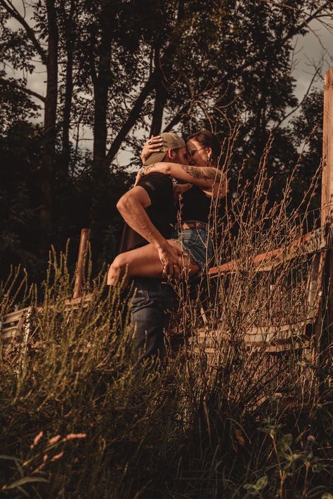 Men Leaning On Door Frame, Interesting Couple Poses, Mud Couple Photoshoot, Couple Photoshoot Spicy Aesthetic, Muddy Couples Photoshoot, Bouduar Photos Country, Country Courthouse Wedding, Fun Engagement Photos Creative Unique, Outdoorsy Couple Photos