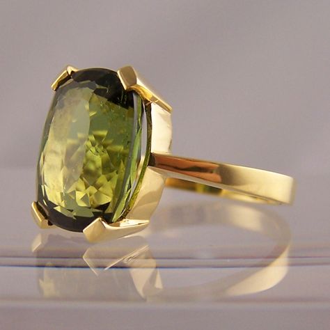 oval peridot set in yellow gold - Ring Jewellery Coloured Stone Rings, Stone Ring Design, Cufflinks Gold, Gold Finger Rings, Oval Jewelry, Emerald Ring Vintage, Ring Model, Fancy Jewelry Necklace, Jewellery Diamond