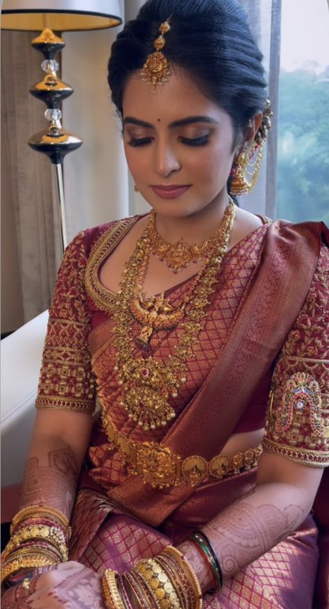 Designer Saree For Bride, South Indian Bride Makeup Wedding, Self Saree Blouse Designs Latest, South Indian Wedding Jewelry, South Indian Bridal Sarees, South Indian Muhurtham Look, Bridal Reception Hairstyle For Lehenga, South Indian Wedding Makeup, Bridal Haram Designs Gold Latest