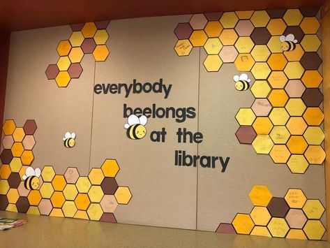 Kindness Library Display, Bee Library Bulletin Board, Honeybee Bulletin Board, Spring Bee Bulletin Board Ideas, Bee Library Display, Honeycomb Bulletin Board, Bee Display Classroom, Back To School Bee Theme, Library Bee Theme