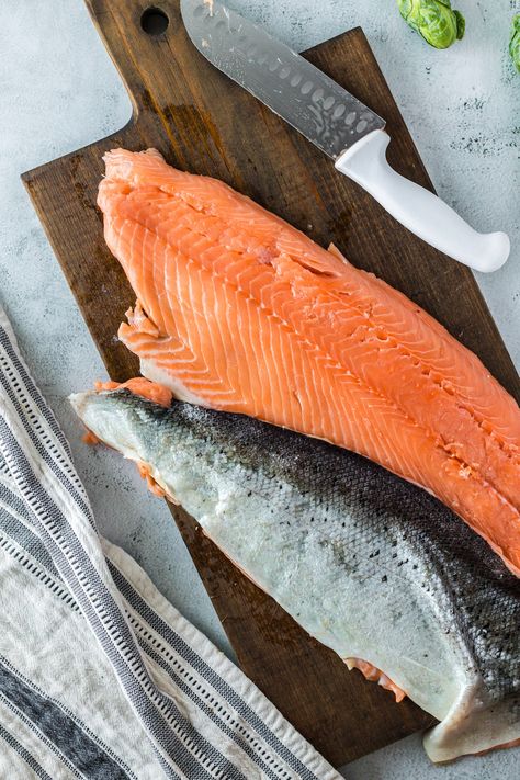 removing salmon skin with a knife Remove Salmon Skin, Types Of Sushi Rolls, Kokanee Salmon, Skin Tutorial, Salmon Roll, Raw Salmon, Types Of Sushi, Fresh Salmon, Salmon Skin