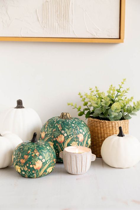 Diy Chinoiserie, Chinoiserie Pumpkins, Pumpkin Tutorial, Craft Pumpkins, Diy Mod Podge, Home Decor Craft, Pumpkin Projects, Pumpkin Candles, Pumpkin Crafts