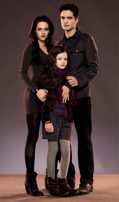 Bella, Renesmee & Edward Cullen in "The Twilight Saga: Breaking Dawn Part 2" Twilight Saga Breaking Dawn, Breaking Dawn Part 2, Breaking Dawn, Edward Cullen, The Twilight Saga, Twilight Saga