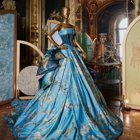 BN Wallcoverings Runway to the walls Royalty Runway, Blue Runway Dress, Best Runway Looks, Almond Blossoms, Runway Gowns, High Fashion Couture, Runway Fashion Couture, Runway Dresses, Gala Dresses