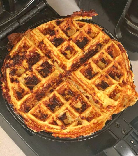 4 Ingredient Cheesy Waffles | Colorful Foodie Cheesy Waffles, Oat Waffles, Cheese Waffles, Savory Waffles, Waffles Recipe, Breakfast Waffles, Piece Of Bread, Quick Oats, 4 Ingredient