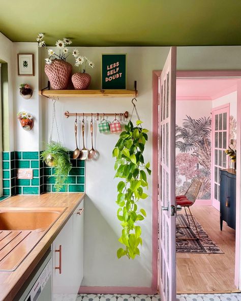 Kitchen Eclectic, Ceiling Color, Island Farmhouse, Funky Kitchen, Boho Bathroom Ideas, Sunny Kitchen, Colourful Kitchen, Upcycle Diy, Kitchen Green