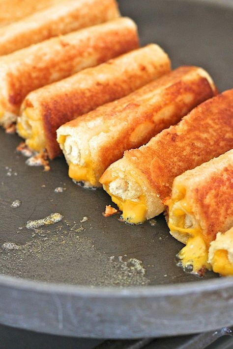 Roll Up Grilled Cheese, Rolled Grilled Cheese Sandwich, Grilled Cheese Rollups, Grilled Cheese Roll Ups Air Fryer, Crescent Roll Grilled Cheese, Bread Roll Ups, Gourmet Grilled Cheese Sandwich Recipes, Grilled Cheese Roll Ups, Grilled Cheese Recipes Easy