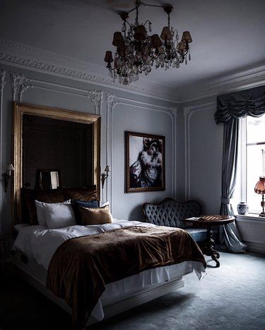 7 Victorian Bedrooms That'll Make You Feel Like a Character in “Wuthering Heights” Modern French Bedroom, Modern Victorian Bedroom, Victorian Bedrooms, Victorian Room, French Style Bedroom, Victorian Bedroom, Art Deco Bedroom, Deco Bedroom, French Bedroom