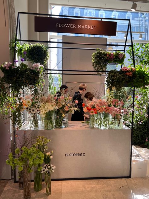 Flower Pop Up Shop Display Ideas, Flower Booth Design, Flower Pop Up Shop, Pop Up Flower Shop, Flowershop Ideas, Flower Display Stand, Flower Stall, Flower Shop Interiors, Florist Studio